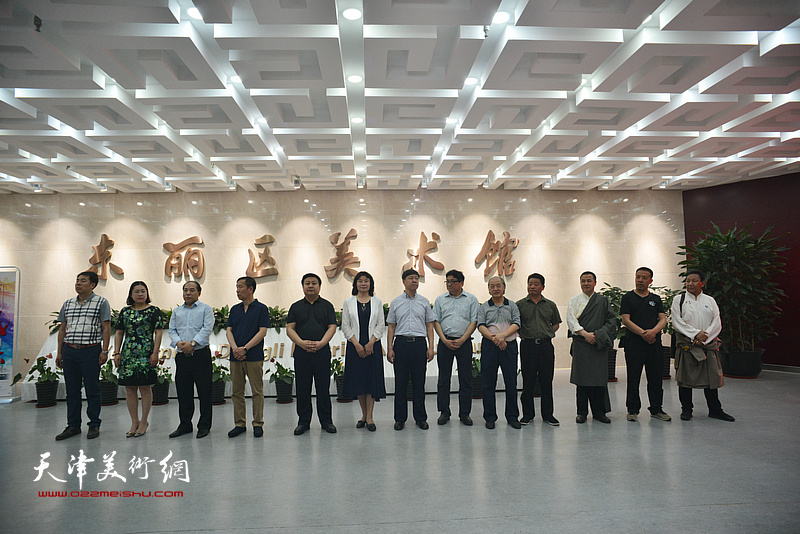 “到人民中去”—天津·甘南美术作品联展开幕仪式现场。