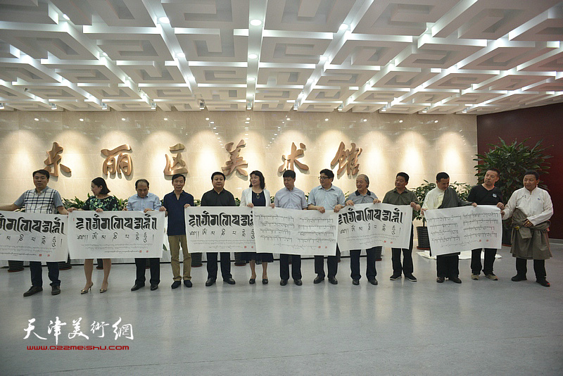 甘南州藏文书法家协会主席桑吉扎西向天津主办方赠送内容吉祥如意的藏文书法作品。