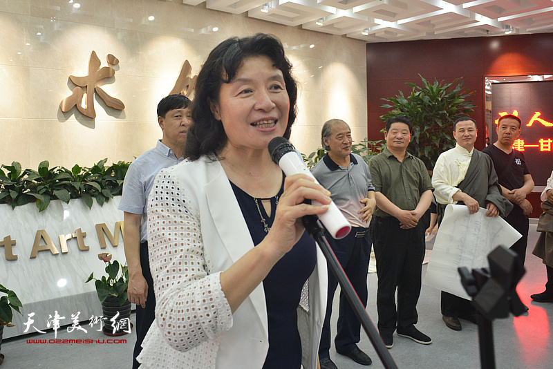 天津市文联党组书记、常务副主席万镜明宣布画展开幕。