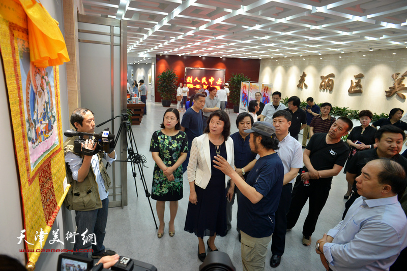 万镜明、张庆岩、王绍森、李耀春、徐瑾、潘义奎等观赏展出的作品。