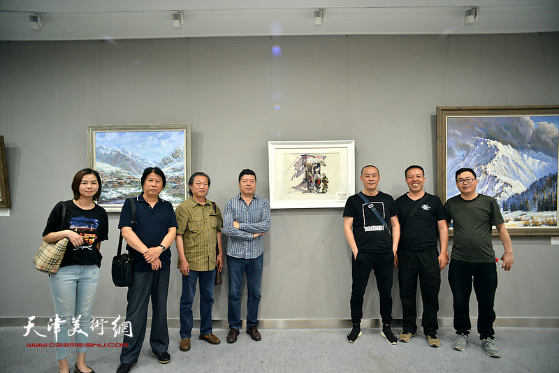 左起：朱谨、李学亮、刘永吉、董克诚、徐展、马麟、陈彦峰在画展现场交流。