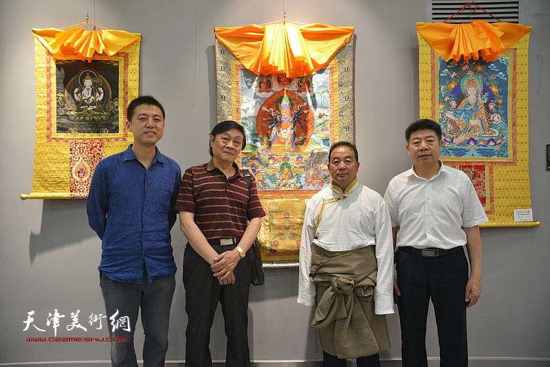 左起：韩金山、琚俊雄、才虎杰、张养峰在画展现场。