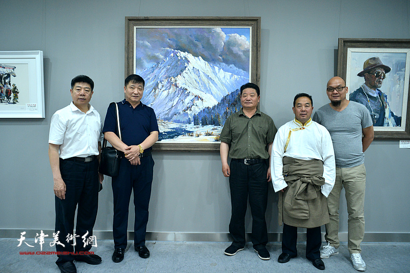 左起：张养峰、皮志刚、王永久、才虎杰、王凤立在画展现场。