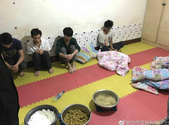 在一处捣毁传销的现场,民警对传销人员说:“回家去想想自己的父母。”