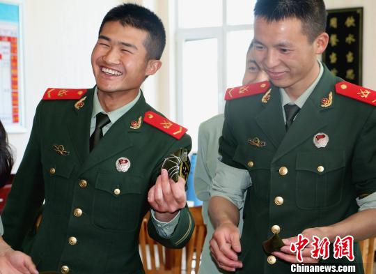 图为消防官兵展示队友包的粽子。 张海雯 摄