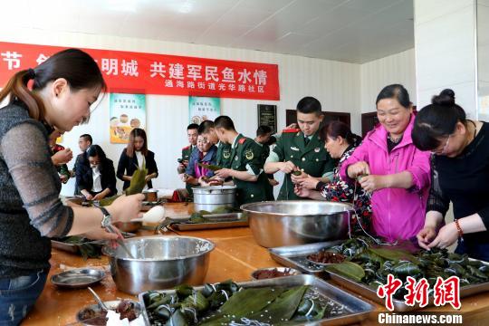 图为包粽子现场。 张海雯 摄