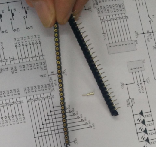 9、焊接主控制板并连接控制线 按照主控制原理图进行手工焊接,8片74HC573的输入数据信号都是并接在STC12C5A60S2 单片机的P0口,并且注意P0口的P0.0接每片74HC573的第2脚依此类推,P0口的P0.7接每片74HC573的第9脚;注意STC12C5A60S2 单片机的P1口接ULN2803的第1~8脚;并检查各个焊点与各个电气线路连接性能,然后将单片机主控板与8*8*8LED显示板连接起来,采用0.