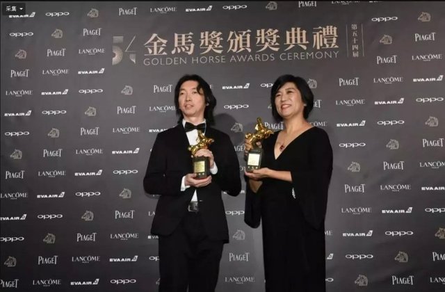 1516883616219146.jpeg 剪辑师李博(左)、钱孝贞(右)在第54届金马奖颁奖现场.JPEG