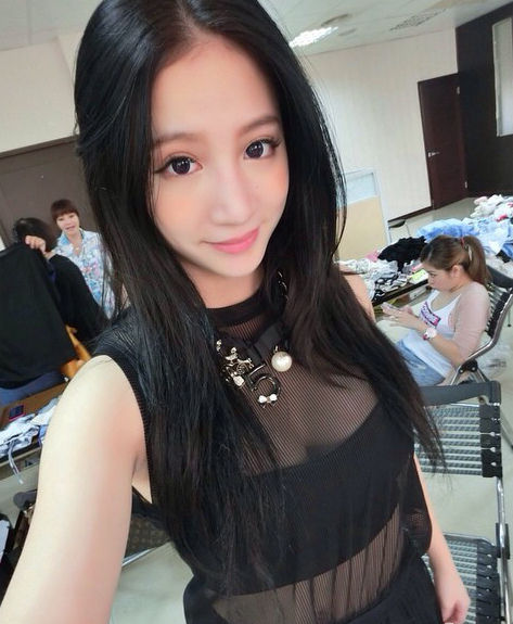 林采缇黑色透明内衣露乳沟性感自拍图