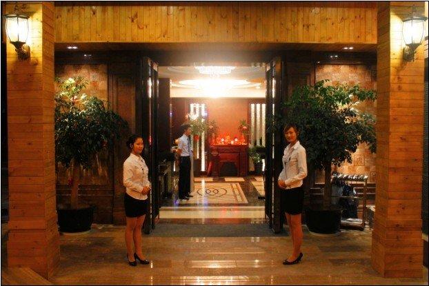 厦门阳光康乐古丽池SPA会所门口两位迎宾图片