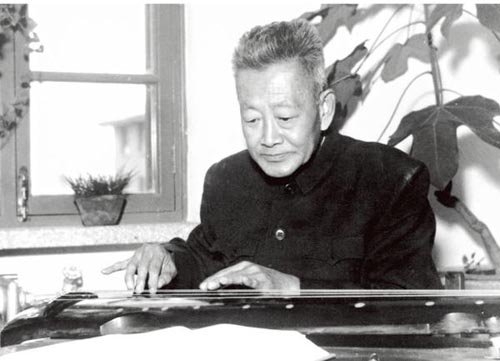 管平湖先生在演奏.jpg