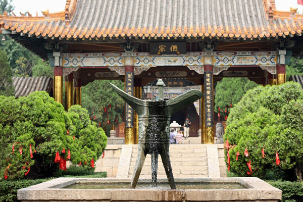 杜康造酒遗址公园内的酒爵 杜康造酒遗址公园内的酒爵