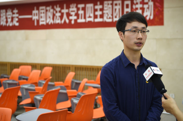 1494296639114259.jpg 接受采访.jpg