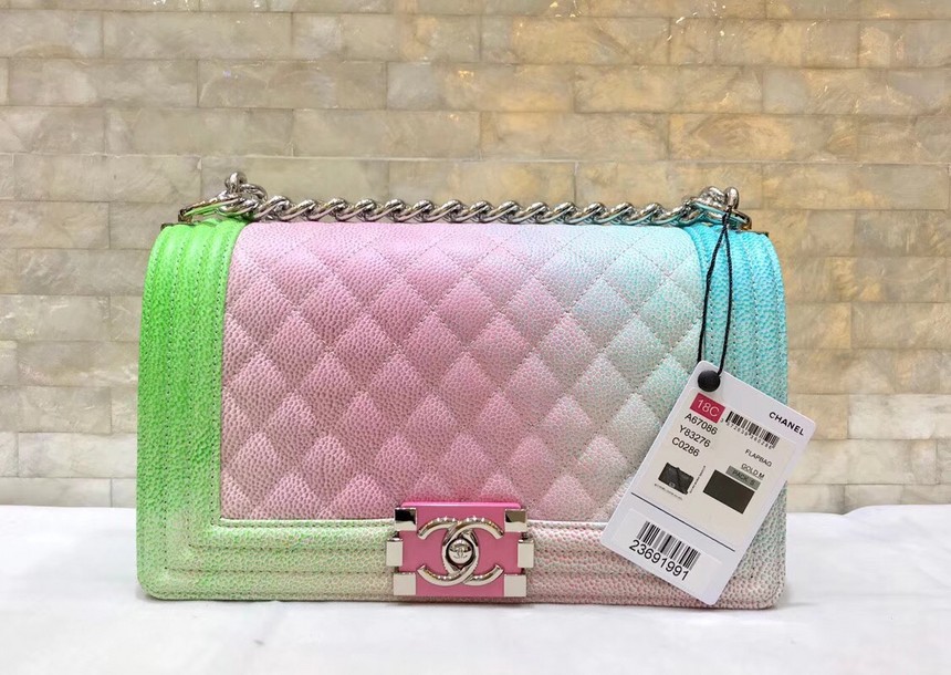 新款牛皮Boy斜挎包彩虹包专柜每个色都是不一