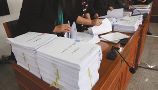 1493216649997664.jpg 证据摆满了原告席.jpg