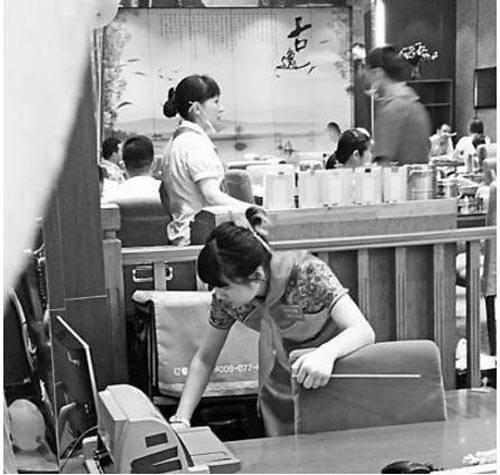 1496565398204121.jpg 戴红领巾的服务员1.jpg