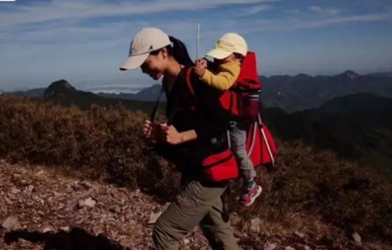 1500171615351820.jpg 背1岁半女儿1.jpg