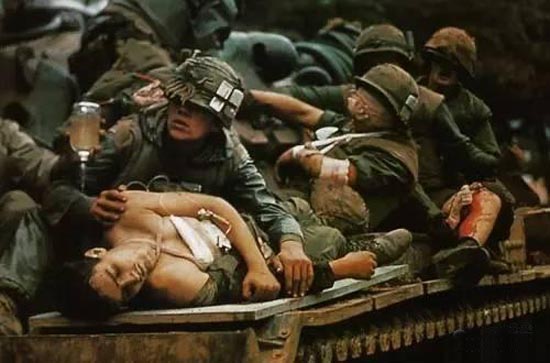 1501335383220066.jpg “春节攻势”中正被救助的美国伤兵.jpg