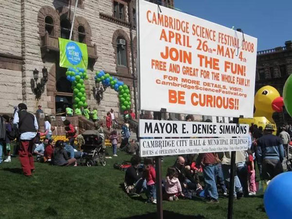 1501850674126913.jpg 美国马萨诸塞州的剑桥市科学节1.jpg