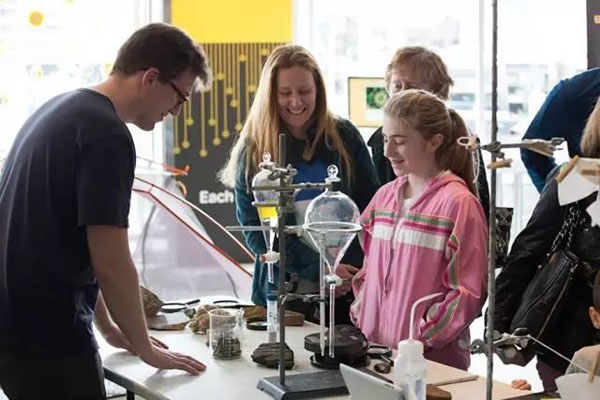 1501850708256485.jpg 剑桥举办科学节2.jpg