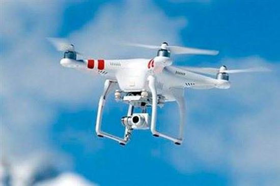 1503585894912511.jpg 巴黎操纵无人机飞行1.jpg