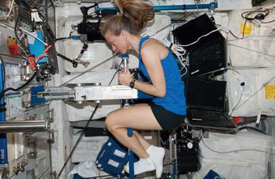 1518522341668538.jpeg 宇航员测量自己的体重.jpeg