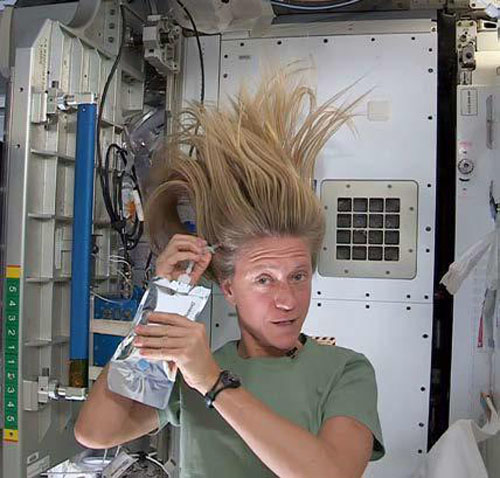 1518522450506396.jpg 宇航员在洗头.jpg