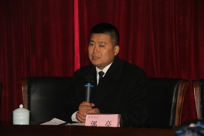 1487735432916621.jpg 郭书记为与会者讲党课.JPG