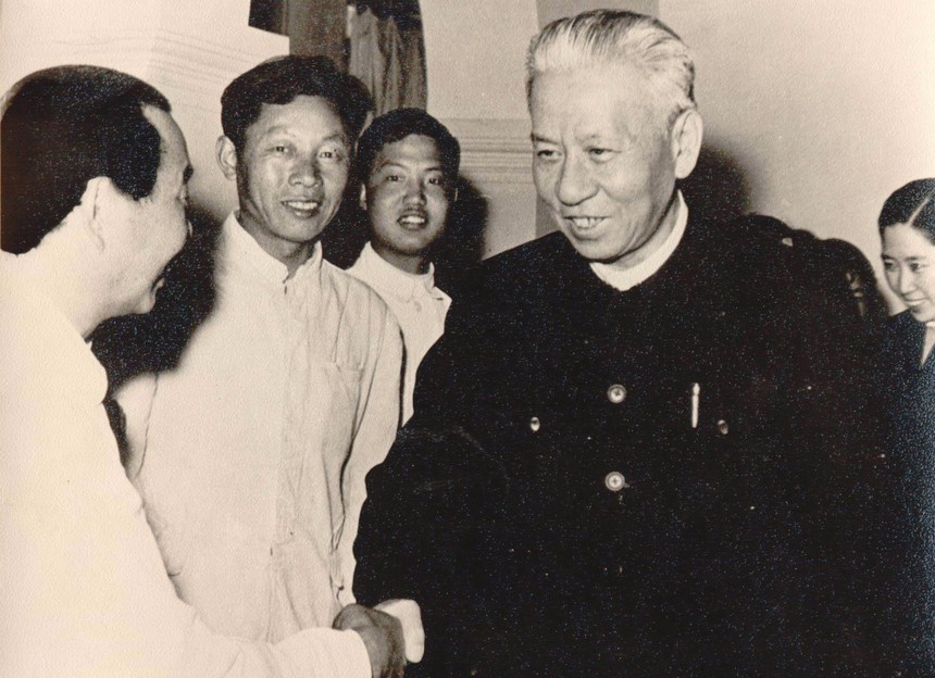 1493950520512706.jpg 原国家主席刘少奇亲切接见长垣名厨王仲三(左一)和周尚文(左二)1.JPG