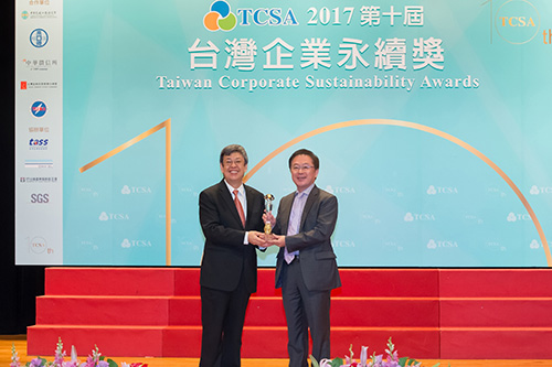 代表领取十大永续典范台湾企业奖座 代表领取十大永续典范台湾企业奖座