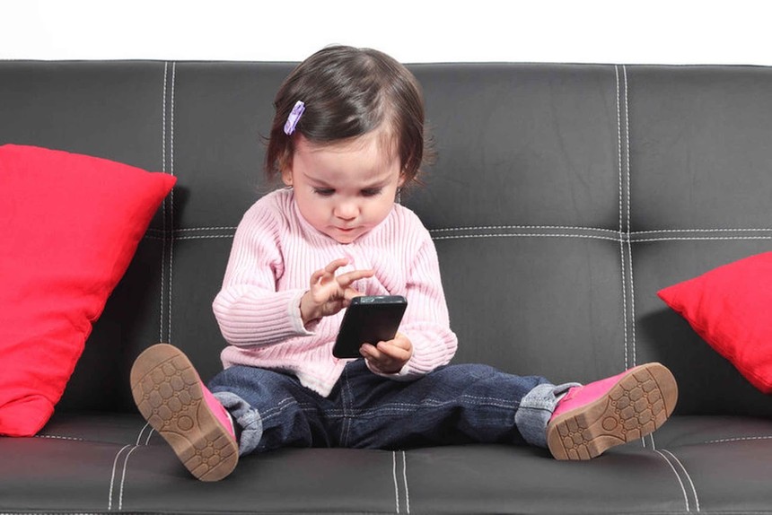 kids-smartphone-cellphone-addiction.jpg