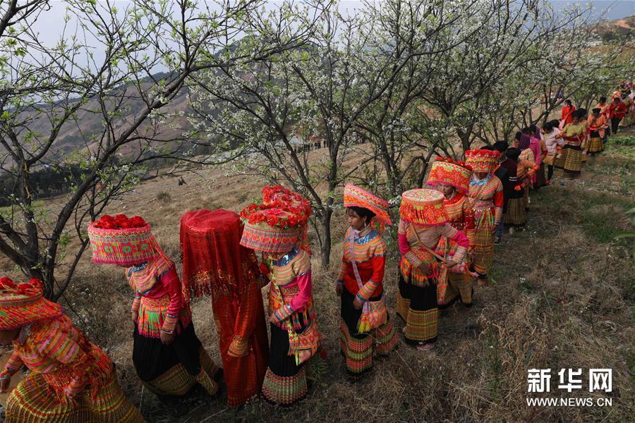 2月21日,在德昌县南山傈僳族乡小南山村,新娘张小芳和送亲队伍经过