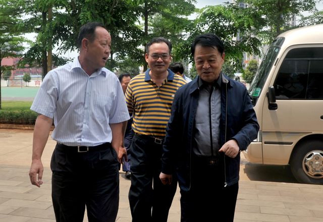 1528169959505879.jpg 第十三届全国政协副主席、交通运输部党组书记杨传堂视察我校.jpg