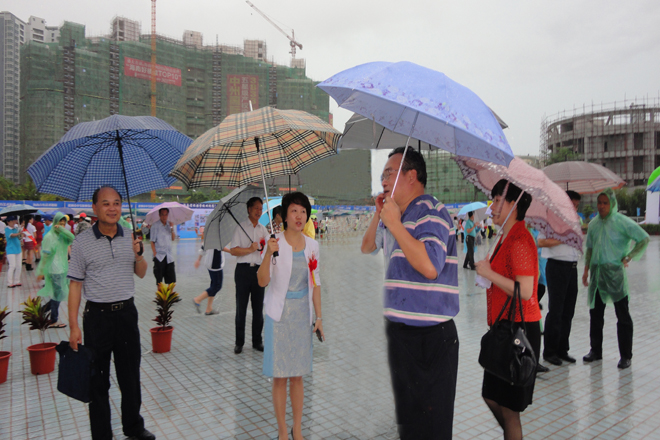 1528170580540096.jpg 省教育厅厅长曹献坤在中职学校风采展示活动中莅临我校展区指导工作.jpg