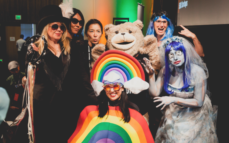 在硅谷,陆怡颖让 500 Startups 的路演会变成了独树一格,备受追捧的派对。