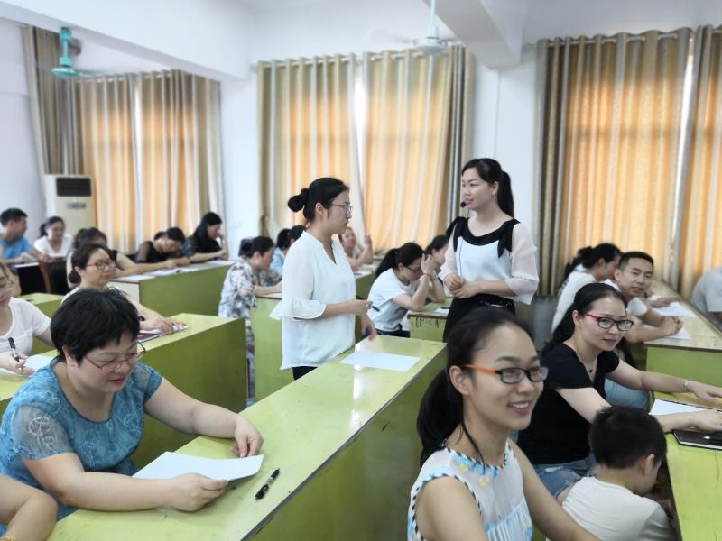 1539781370279073.jpg 2018年?#32676;?#20026;12完小、27完小、29完小近300名教师做《个体心理健康知识?#26041;?#24231;008.jpg