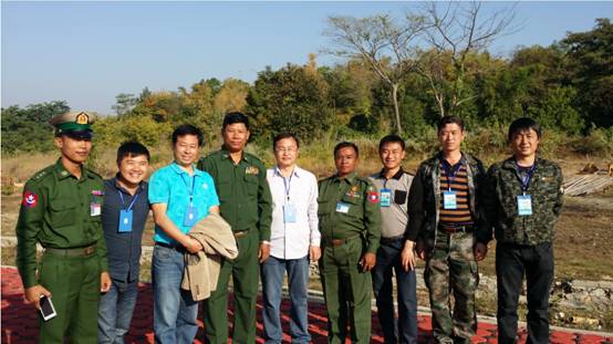 图一:浏阳焰火燃放有限公司率团队部分成员与缅甸将军合影.