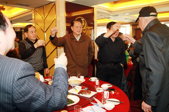 照片6 现年89 岁的杨广顺副师长到饭桌上给全国各地战友敬酒.