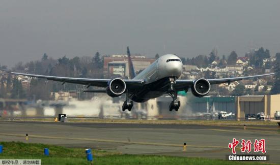 资料图片:当地时间2014年3月8日,马来西亚航空公司一架载有239人的航班,在离开马来西亚首都吉隆坡后,与空中管制中心失去联系。 资料图片:当地时间2014年3月8日,马来西亚航空公司一架载有239人的航班,在离开马来西亚首都吉隆坡后,与空中管制中心失去联系。