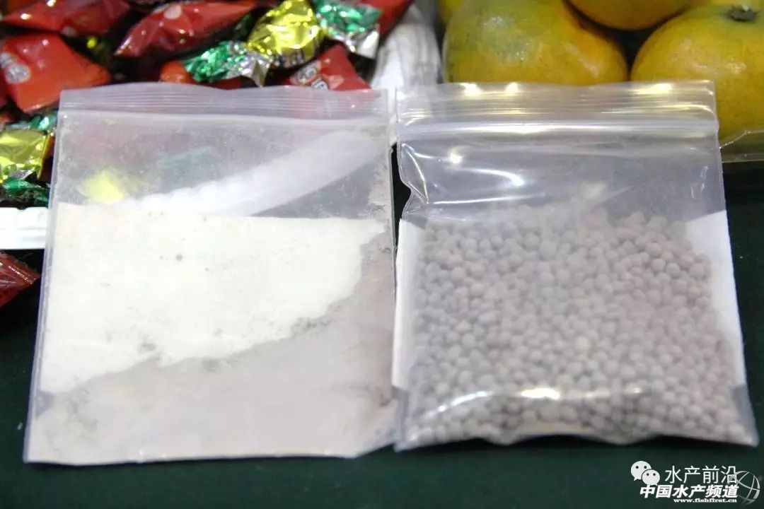渔歌子矿物质硅肥有粉剂（左）和颗粒（右）两种剂型，分别用于调水和改底