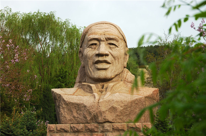 陳永貴石雕像