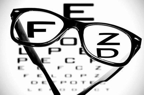 戴眼鏡會讓眼睛近視度數加深？