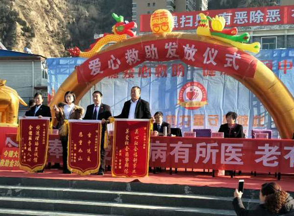 大病患者李青梅获得救助金 大病患者李青梅获得救助金