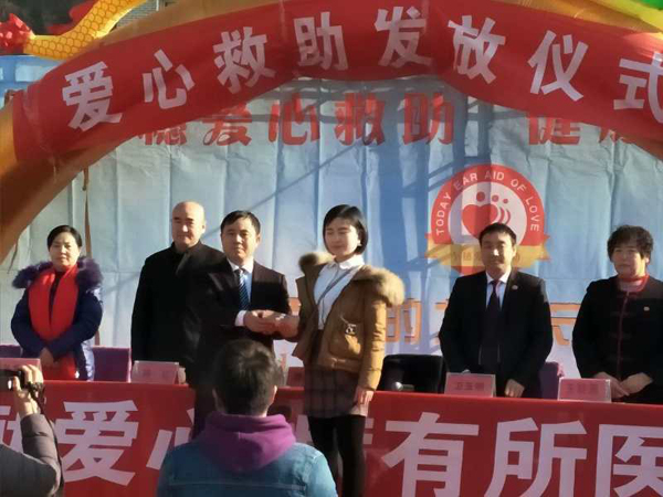 大病患者李青梅获得救助金 大病患者李青梅获得救助金