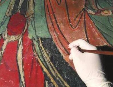 千年古寺女壁畫師成網紅 遭質疑實為毀文物