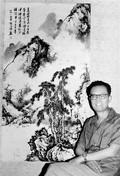 1江友樵1980年代在自作山水画前.jpg