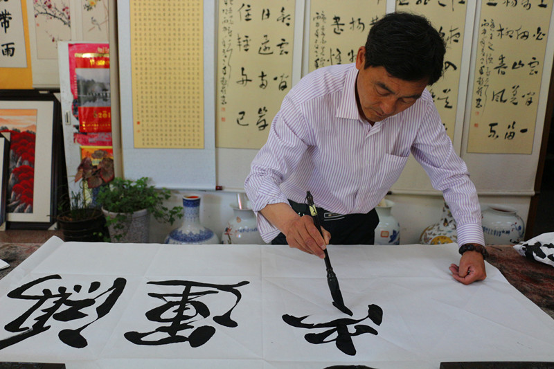 天中书画艺术家翰墨飘香赠湖州公共关系协会代表