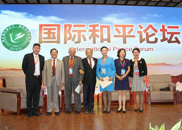 1527496772485262.jpg 1 范晓伟出席国际和平论坛,与中国前驻旧金山总领事袁南生、美国飞虎队历史委员会主席、退役少将詹姆斯·怀特黑德、中国前外交部部长李肇星、海外首座抗日战争纪念馆创始人、名誉馆长方李邦琴、湖南省人大常委会副主任刘莲玉、湖南省外事办主任肖百灵合影.JPG