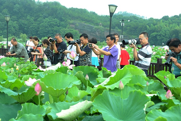 1531133680397077.jpg 图为现场. (2).jpg