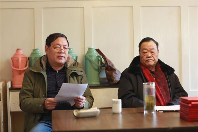 保定市老年学会学会常务副会长《保定老年》杂志总编贾清彬(左一者)